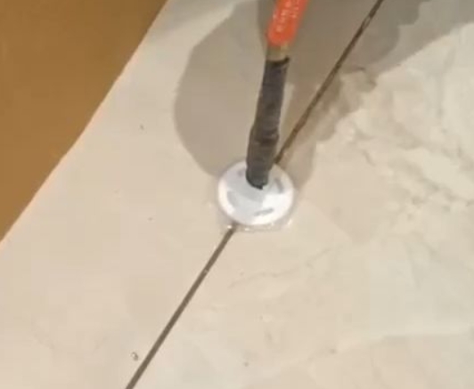 梅州瓷砖空鼓维修公司专业解答瓷砖在铺贴过程中，如果没有涂抹均匀到位的粘结材料（如水泥砂浆或瓷砖胶），可能会导致以下问题