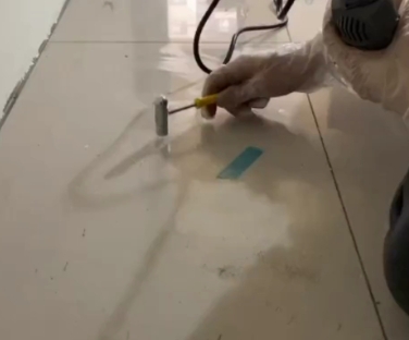 梅州瓷砖开裂维修公司专业分享瓷砖在铺贴前如果没有沥干水分，将会导致以下问题